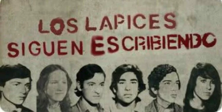 Manifestantes en la marcha por la Noche de los Lápices en Córdoba, con pancartas y banderas argentinas