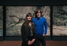 Instalación Argentina de Mondongo, 45 metros de plastilina sobre madera, exhibida en el Museo Evita Palacio Ferreyra