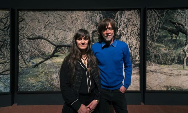 Instalación Argentina de Mondongo, 45 metros de plastilina sobre madera, exhibida en el Museo Evita Palacio Ferreyra
