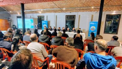 Inauguración de la sede de Tribuna Segura en el Club Unión de Oncativo, con autoridades y representantes de la Liga Independiente de Fútbol