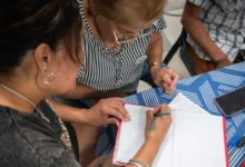 Adultos estudiando en aulas municipales de Córdoba