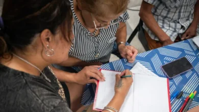 Adultos estudiando en aulas municipales de Córdoba
