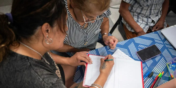 Adultos estudiando en aulas municipales de Córdoba
