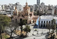 Vista panorámica del cielo de Córdoba con nubes y sol durante el domingo