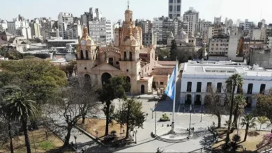 Vista panorámica del cielo de Córdoba con nubes y sol durante el domingo