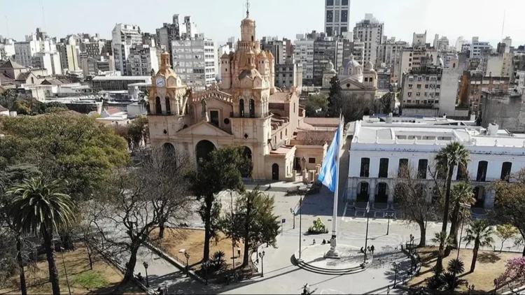 Vista panorámica del cielo de Córdoba con nubes y sol durante el domingo