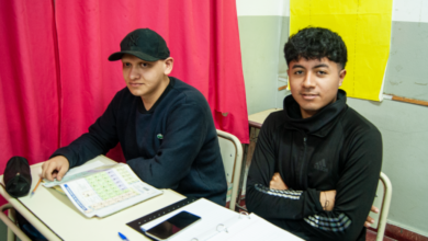 Jóvenes y adultos inscribiéndose al Plan FinES en Córdoba
