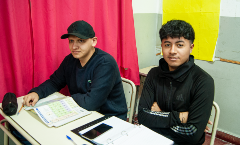 Jóvenes y adultos inscribiéndose al Plan FinES en Córdoba