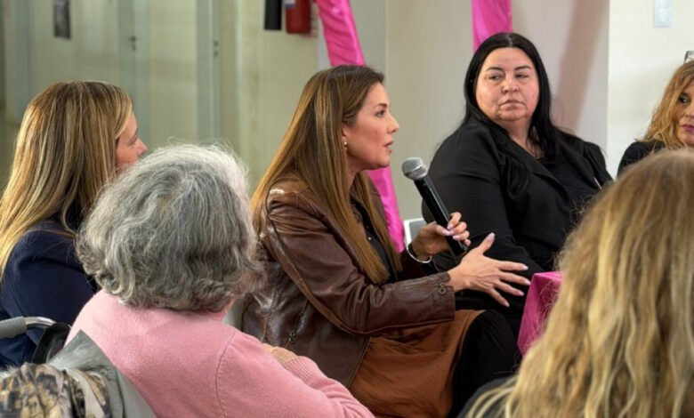 Edificios emblemáticos de Córdoba iluminados en rosa durante el mes de concientización del cáncer de mama