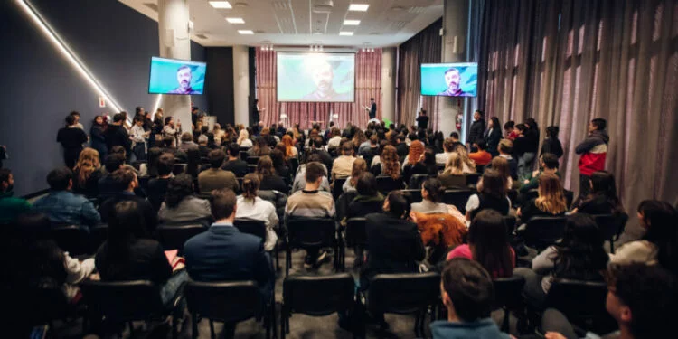 Jóvenes cordobeses presentando proyectos del Desafío Innovar por el Clima