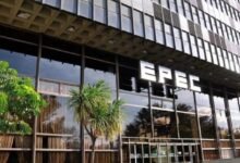 Trabajadores de Epec realizando mantenimiento en la red eléctrica de Córdoba