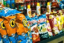 Voluntarios probando Pringles con auriculares en un experimento de Oxford