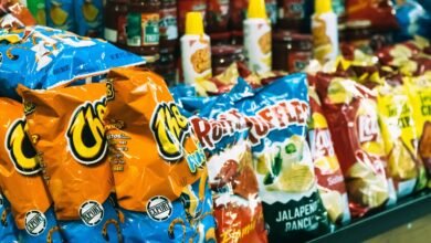 Voluntarios probando Pringles con auriculares en un experimento de Oxford
