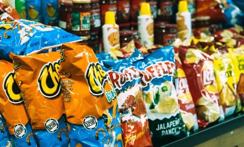Voluntarios probando Pringles con auriculares en un experimento de Oxford