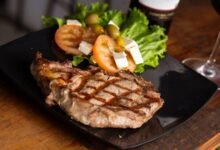Imagen de alimentos ricos en proteína, como carne, legumbres y suplementos