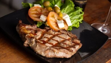 Imagen de alimentos ricos en proteína, como carne, legumbres y suplementos