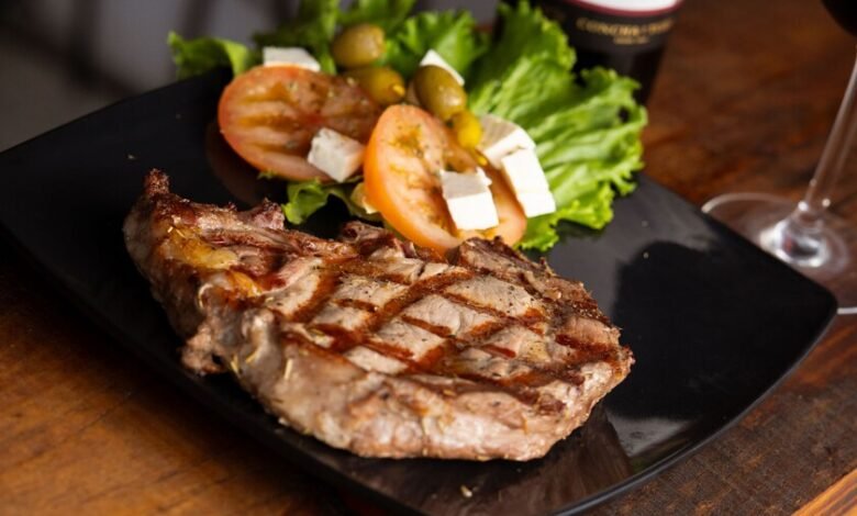 Imagen de alimentos ricos en proteína, como carne, legumbres y suplementos