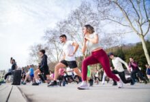 Personas practicando deportes de raqueta en pista al aire libre
