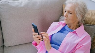 Persona mayor usando smartphone