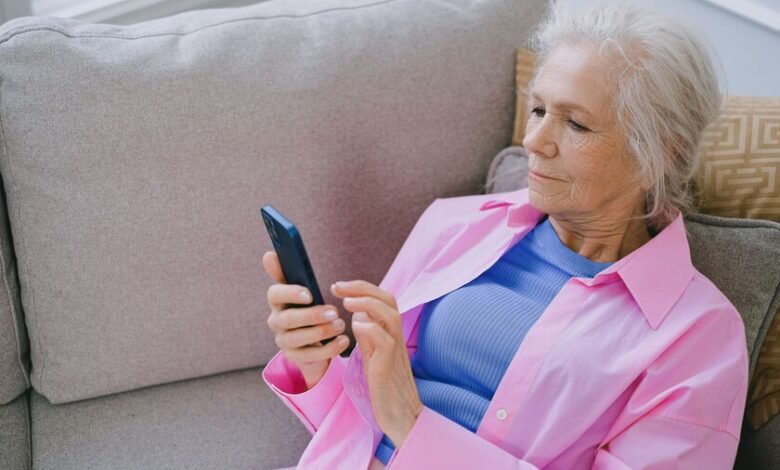 Persona mayor usando smartphone