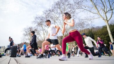 Jóvenes y mayores jugando tenis en pista de la Ciudad de Córdoba