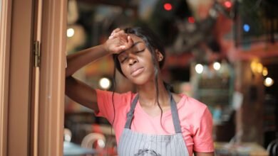 Mujer sudando bajo el sol intenso, simbolizando el efecto del calor extremo en la salud menstrual