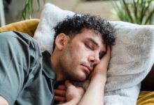 Persona durmiendo una siesta en una silla bajo la sombra, ilustrando el estudio sobre siestas largas