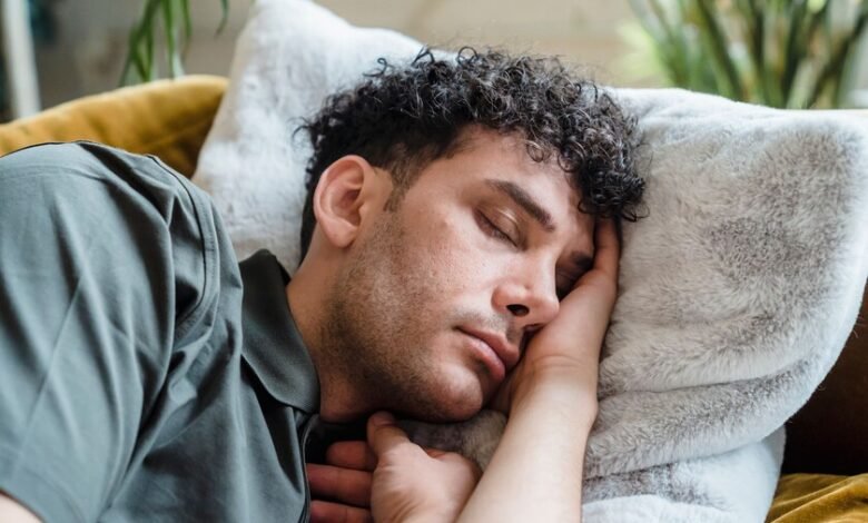 Estudio muestra riesgo de siestas largas