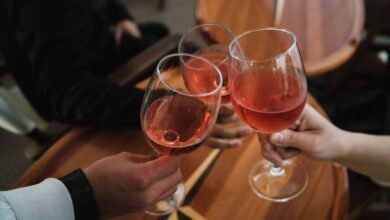 Copa de vino tinto sobre mesa