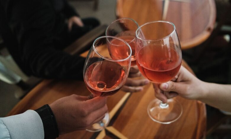 Copa de vino tinto sobre mesa