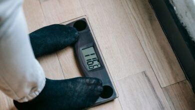 Persona midiendo su masa muscular mientras sigue una dieta