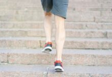Persona mayor subiendo escaleras en Córdoba