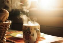 Bebida caliente sobre la mesa