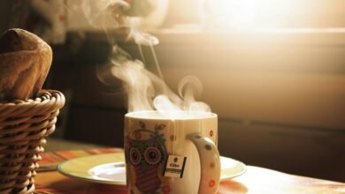 Bebida caliente sobre la mesa