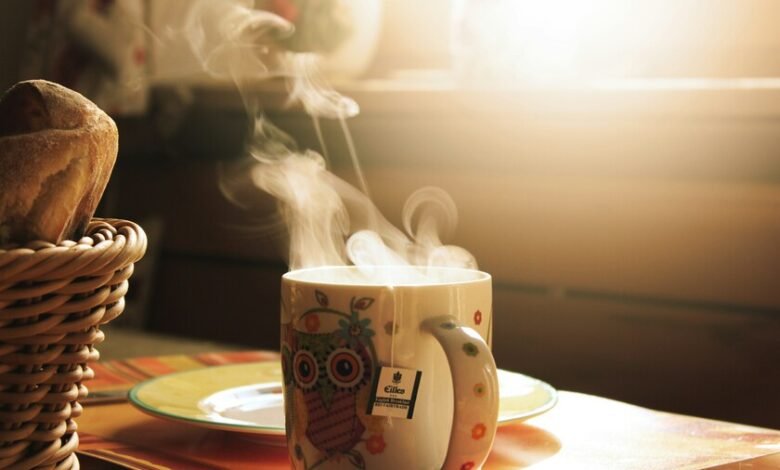 Bebida caliente en taza con vapor