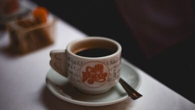 Taza de café humeante sobre mesa de madera