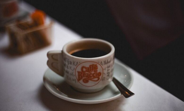 Taza de café humeante sobre mesa