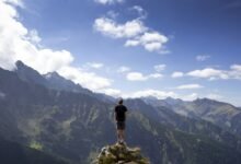 Joven emprendedor de IA con vista a Silicon Valley, reflejando riqueza y soledad