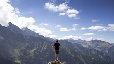 Joven emprendedor de IA con vista a Silicon Valley, reflejando riqueza y soledad