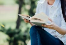 Persona leyendo un libro en un espacio cómodo