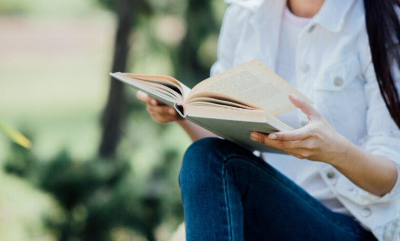 Persona leyendo un libro en un espacio cómodo