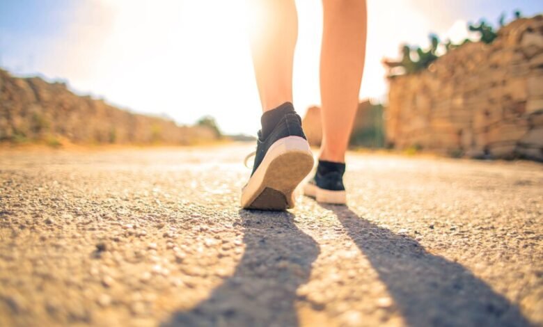 Persona corriendo suavemente en una pista al aire libre, simbolizando el ejercicio breve y saludable