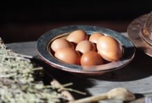 Huevos frescos sobre una tabla de madera