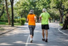 Persona caminando rápidamente en un parque de Córdoba