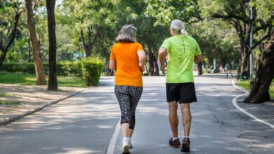 Persona caminando rápidamente en un parque de Córdoba