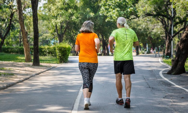 Persona caminando rápidamente en un parque de Córdoba