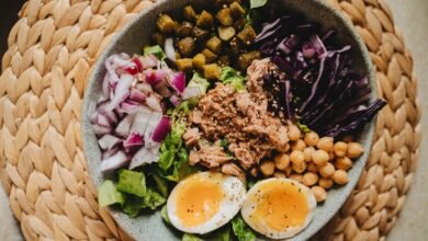 Plato de alimentos keto y mediterráneos sobre mesa de cocina
