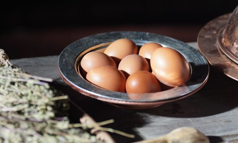 Huevos frescos sobre una mesa de madera