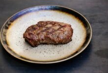 Chuleta de vaca jugosa recién asada en la parrilla