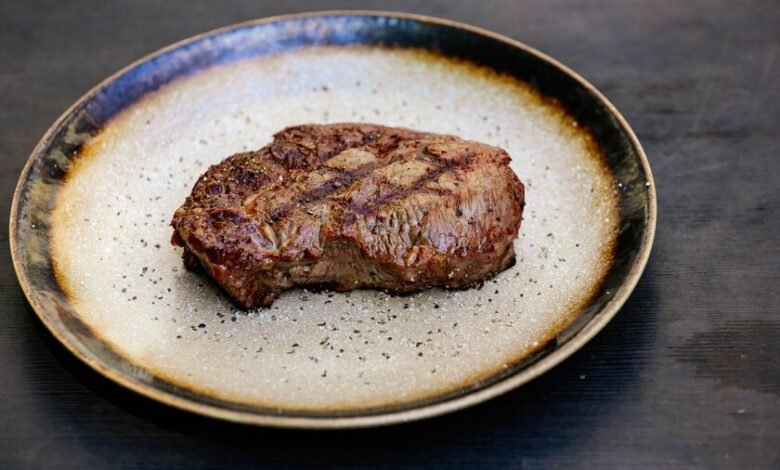 Chuleta de vaca jugosa recién asada en la parrilla